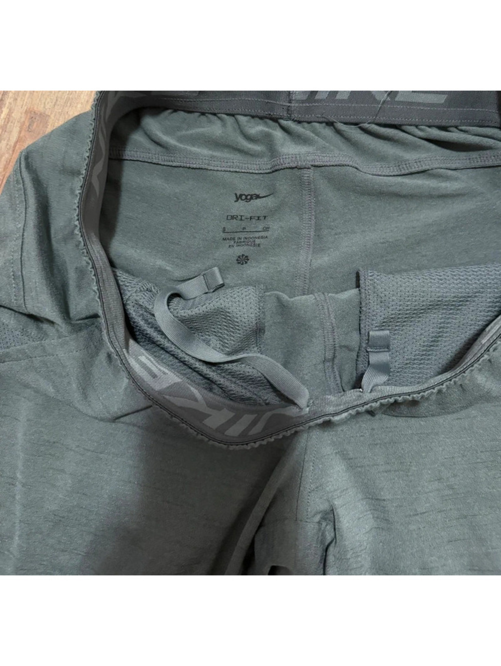 Nike Yoga women’s joggers grey color size small - Picture 3 of 3